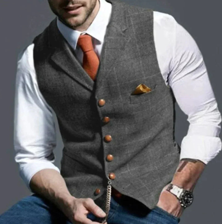 "Elegante Herrenweste Anselm in Blau mit klaren Linien und raffinierten Details für vielseitige, stilvolle Outfits."