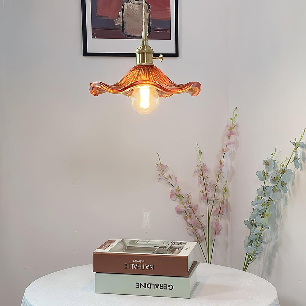 "Elegante Hibiscusblume LED Pendelleuchte aus Glas in Grün, stilvolles Design mit lebendigen Farben für moderne Wohnräume."