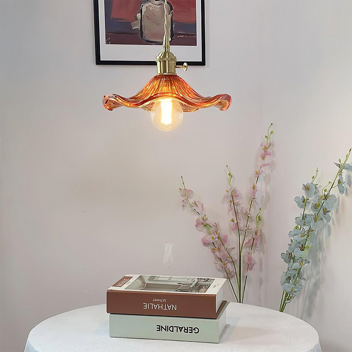"Elegante Hibiscusblume LED Pendelleuchte aus Glas in Grün, stilvolles Design mit lebendigen Farben für moderne Wohnräume."