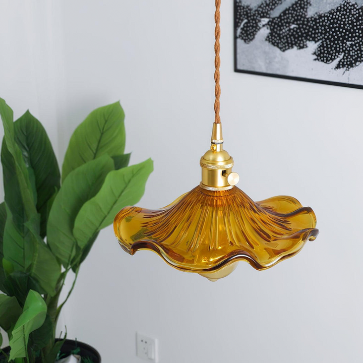 "Elegante Hibiscusblume LED Pendelleuchte aus Glas in Grün, stilvolles Design mit lebendigen Farben für moderne Wohnräume."