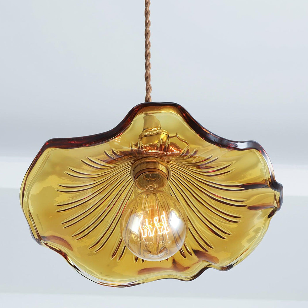 "Elegante Hibiscusblume LED Pendelleuchte aus Glas in Grün, stilvolles Design mit lebendigen Farben für moderne Wohnräume."