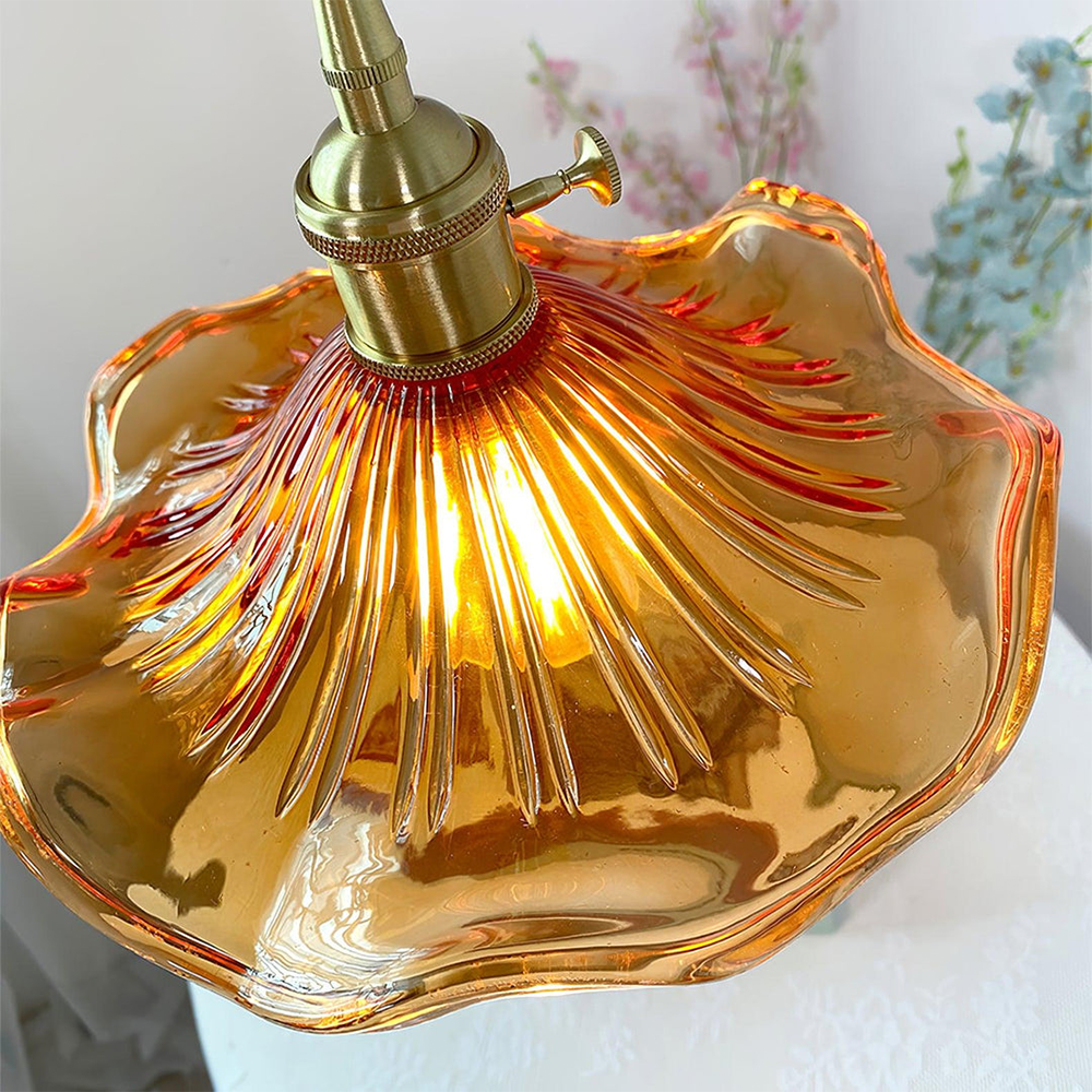 "Elegante Hibiscusblume LED Pendelleuchte aus Glas in Grün, stilvolles Design mit lebendigen Farben für moderne Wohnräume."