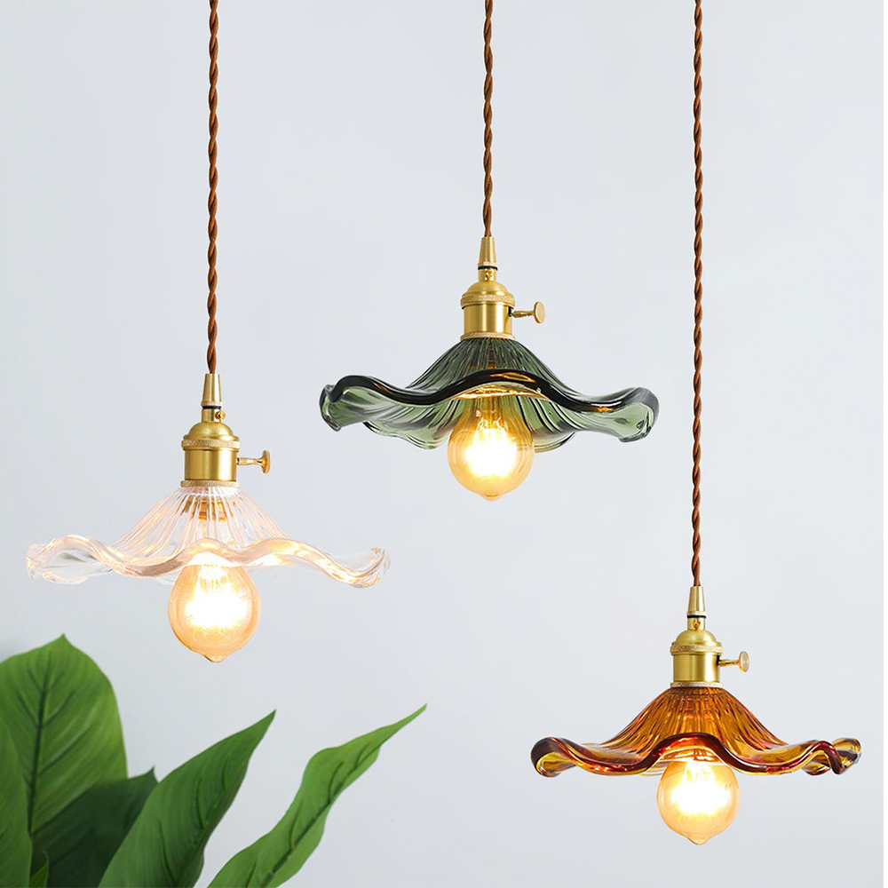 "Elegante Hibiscusblume LED Pendelleuchte aus Glas in Grün, stilvolles Design mit lebendigen Farben für moderne Wohnräume."