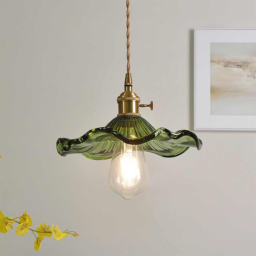 "Elegante Hibiscusblume LED Pendelleuchte aus Glas in Grün, stilvolles Design mit lebendigen Farben für moderne Wohnräume."