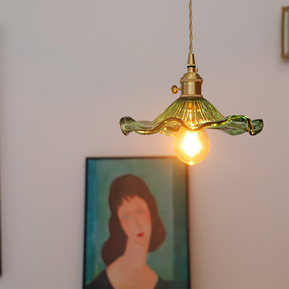 "Elegante Hibiscusblume LED Pendelleuchte aus Glas in Grün, stilvolles Design mit lebendigen Farben für moderne Wohnräume."