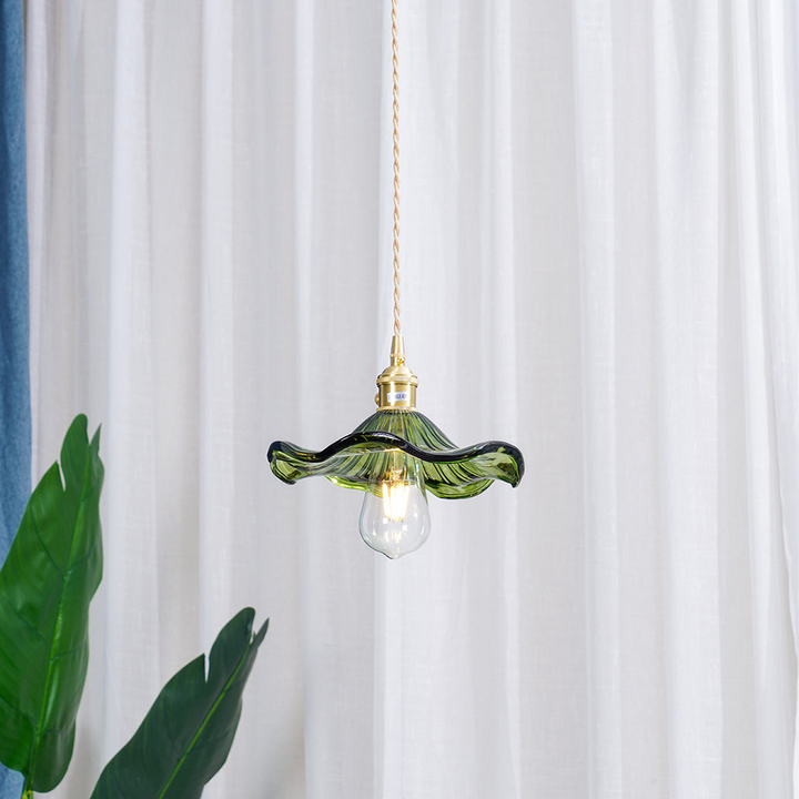"Elegante Hibiscusblume LED Pendelleuchte aus Glas in Grün, stilvolles Design mit lebendigen Farben für moderne Wohnräume."