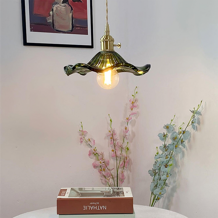 "Elegante Hibiscusblume LED Pendelleuchte aus Glas in Grün, stilvolles Design mit lebendigen Farben für moderne Wohnräume."