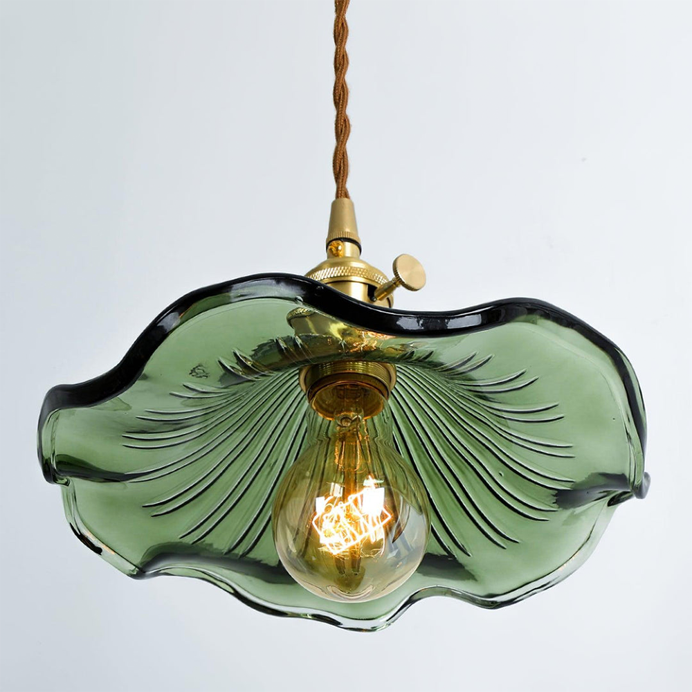 "Elegante Hibiscusblume LED Pendelleuchte aus Glas in Grün, stilvolles Design mit lebendigen Farben für moderne Wohnräume."