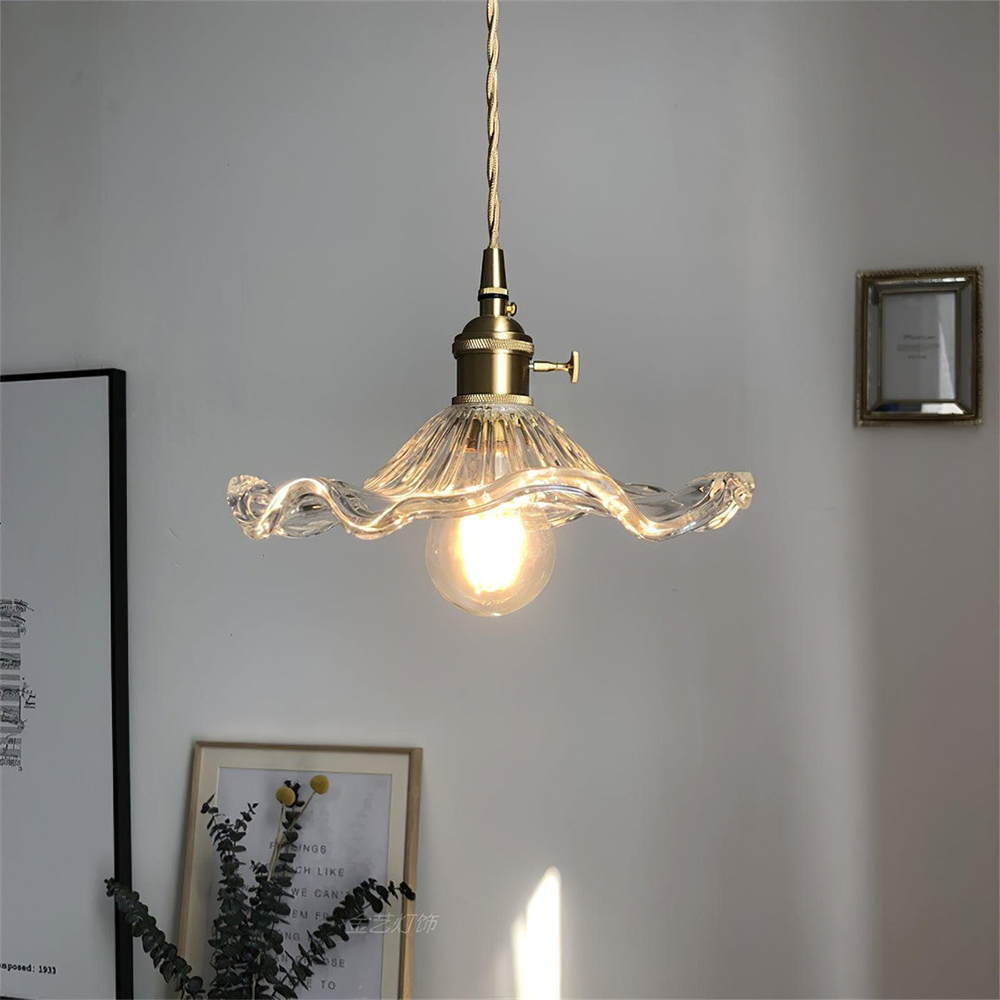 "Elegante Hibiscusblume LED Pendelleuchte aus Glas in Grün, stilvolles Design mit lebendigen Farben für moderne Wohnräume."