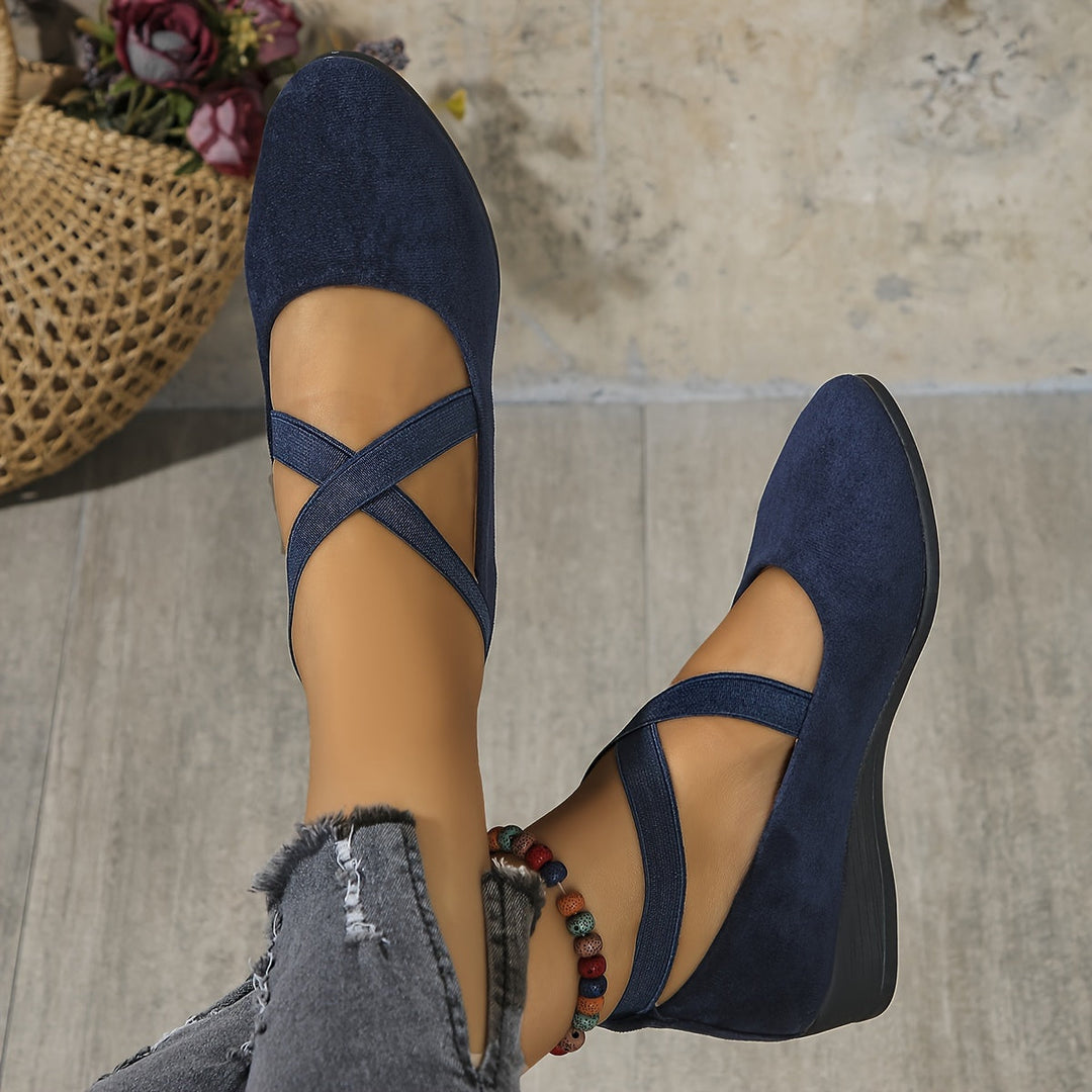 Elegante Karla Damen Sandalen mit kreuzenden Gummibändern, flachem Keil und weicher Sohle, ideal für ganztägigen Komfort.