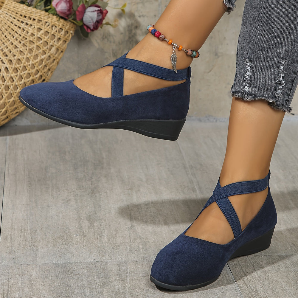 Elegante Karla Damen Sandalen mit kreuzenden Gummibändern, flachem Keil und weicher Sohle, ideal für ganztägigen Komfort.