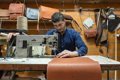 Elegante klassische Schultertasche, vielseitig, aus edlem Material mit praktischen Fächern, in Braun, Grau, Schwarz erhältlic
