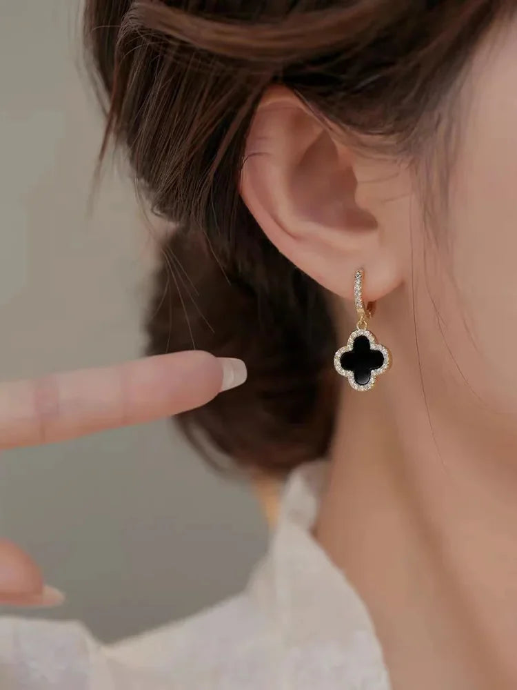 Elegante Kleeblatt-Ohrringe aus vergoldetem Silber, symbolisch für Glück, in der Farbe Grün, passen zu jedem Outfit.