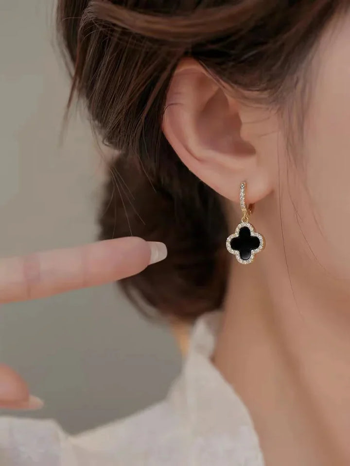 Elegante Kleeblatt-Ohrringe aus vergoldetem Silber, symbolisch für Glück, in der Farbe Grün, passen zu jedem Outfit.