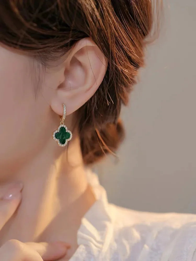 Elegante Kleeblatt-Ohrringe aus vergoldetem Silber, symbolisch für Glück, in der Farbe Grün, passen zu jedem Outfit.