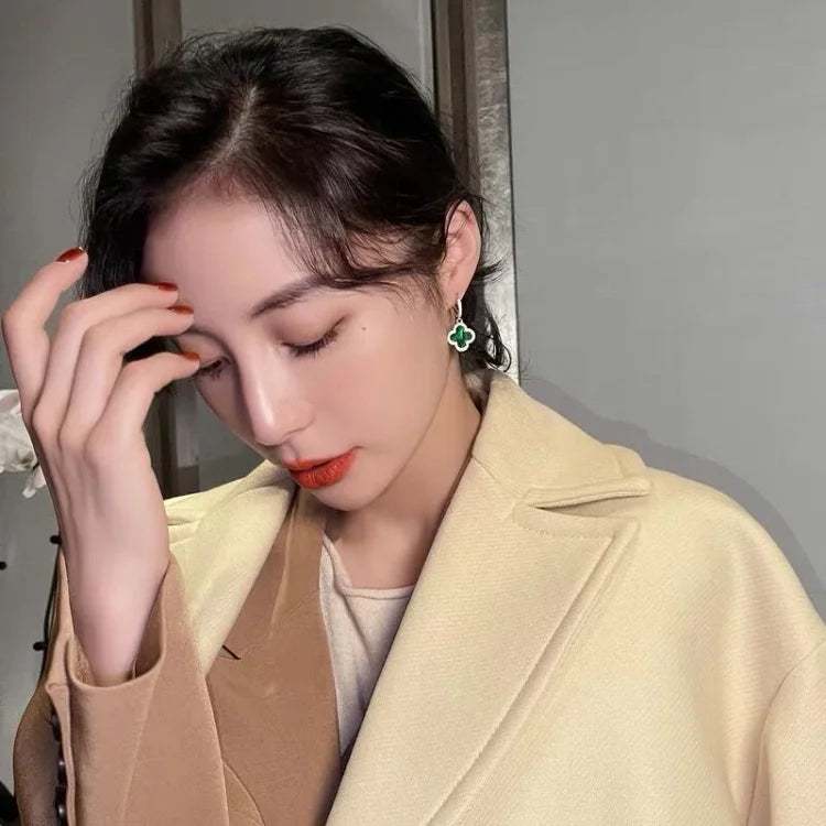 Elegante Kleeblatt-Ohrringe aus vergoldetem Silber, symbolisch für Glück, in der Farbe Grün, passen zu jedem Outfit.