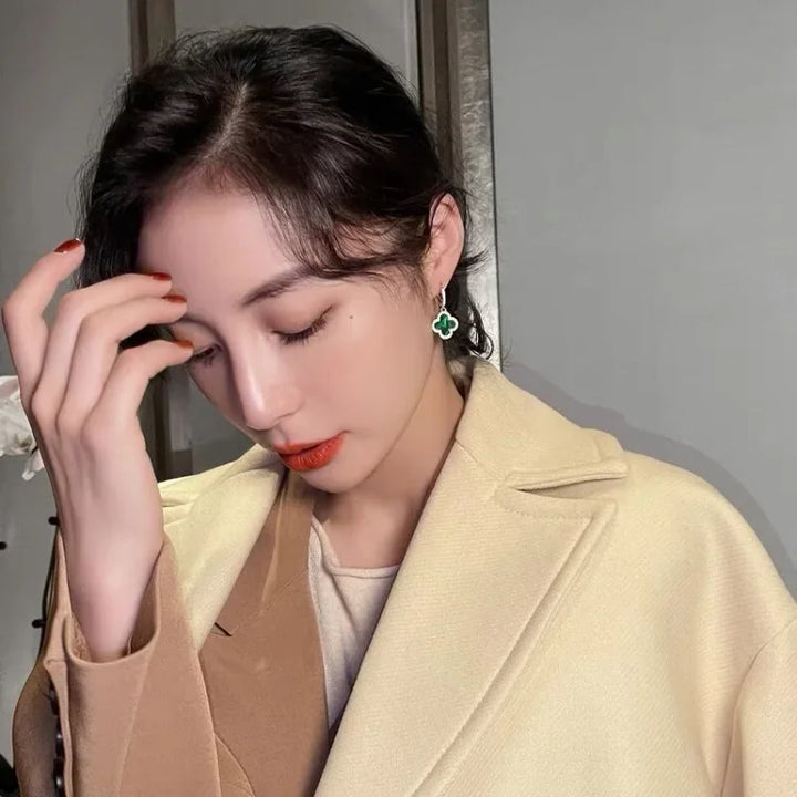 Elegante Kleeblatt-Ohrringe aus vergoldetem Silber, symbolisch für Glück, in der Farbe Grün, passen zu jedem Outfit.