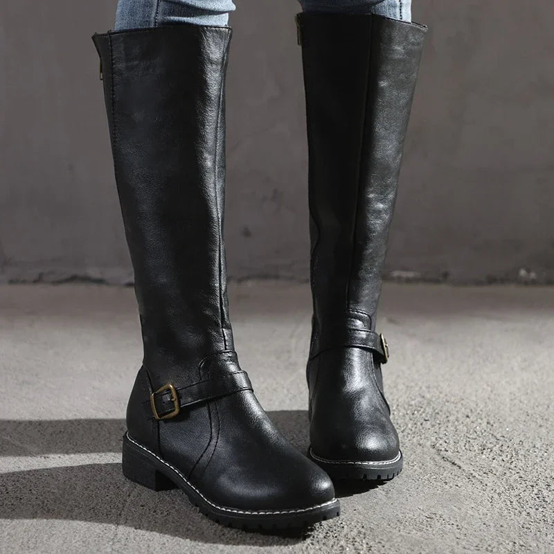Elegante, kniehohe Damenstiefel aus Leder mit Reißverschluss, in Schwarz; kombinieren stilvolles Design mit Komfort.