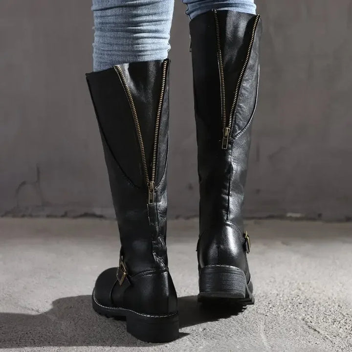 Elegante, kniehohe Damenstiefel aus Leder mit Reißverschluss, in Schwarz; kombinieren stilvolles Design mit Komfort.
