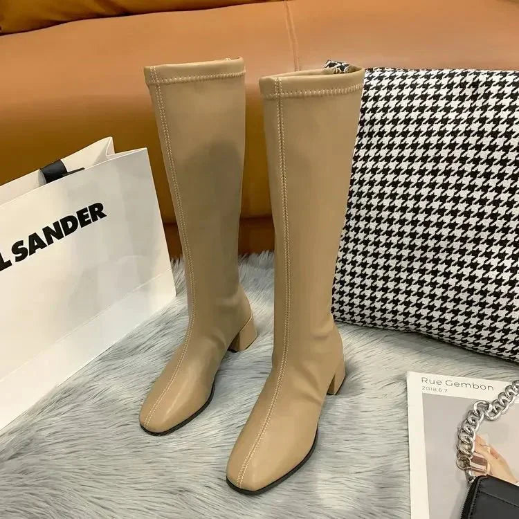 Elegante kniehohe Damenstiefel mit robustem Blockabsatz in Schwarz, ideal für modische Anlässe und lässige Tage.