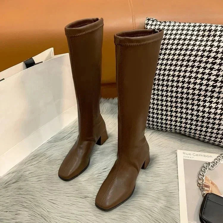 Elegante kniehohe Damenstiefel mit robustem Blockabsatz in Schwarz, ideal für modische Anlässe und lässige Tage.