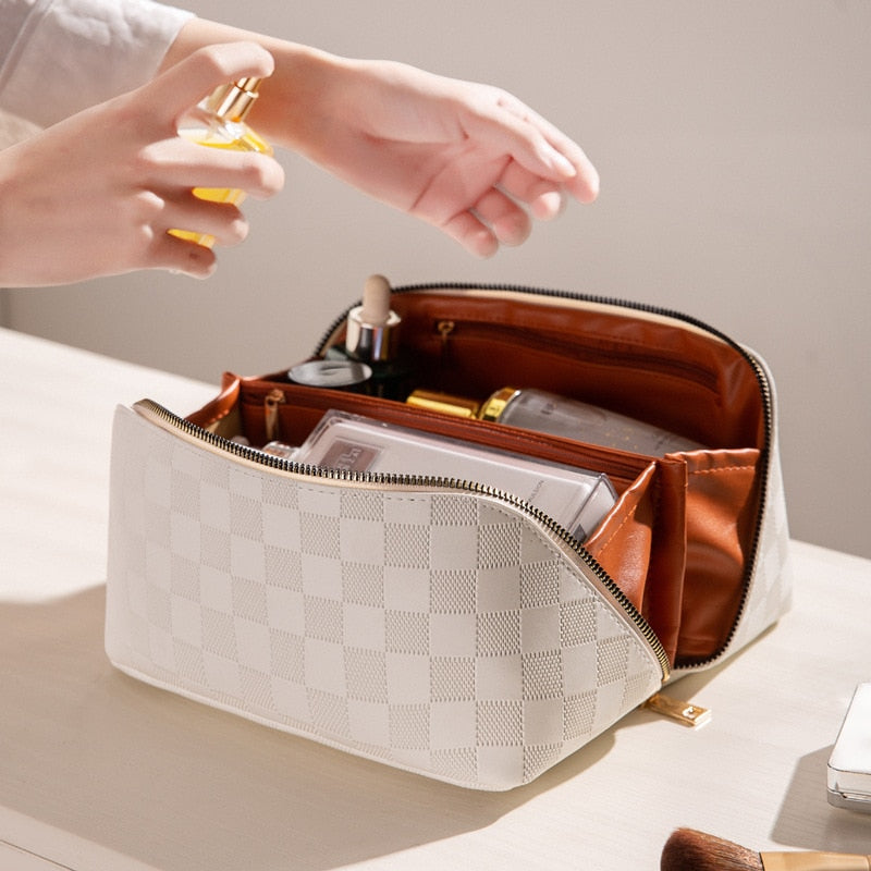 Elegante Kosmetiktasche mit Karomuster, ideal zur Aufbewahrung von Make-up. Beige, Rosa oder Braun. Luxuriöse PU-Leder-Optik.