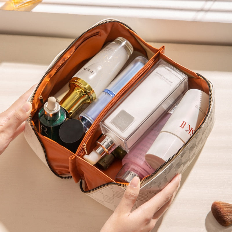 Elegante Kosmetiktasche mit Karomuster, ideal zur Aufbewahrung von Make-up. Beige, Rosa oder Braun. Luxuriöse PU-Leder-Optik.