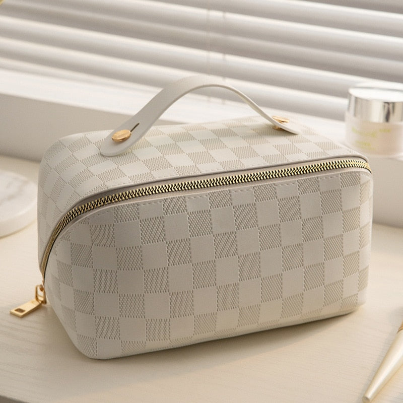 Elegante Kosmetiktasche mit Karomuster, ideal zur Aufbewahrung von Make-up. Beige, Rosa oder Braun. Luxuriöse PU-Leder-Optik.