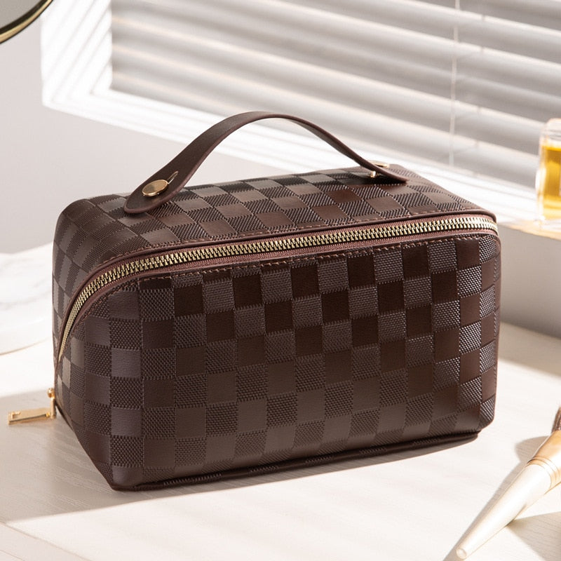 Elegante Kosmetiktasche mit Karomuster, ideal zur Aufbewahrung von Make-up. Beige, Rosa oder Braun. Luxuriöse PU-Leder-Optik.