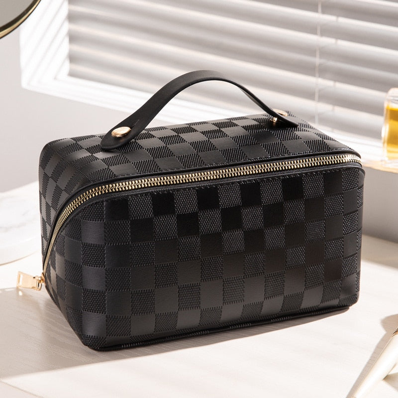 Elegante Kosmetiktasche mit Karomuster, ideal zur Aufbewahrung von Make-up. Beige, Rosa oder Braun. Luxuriöse PU-Leder-Optik.