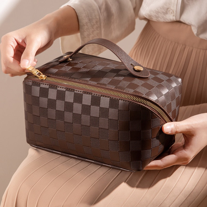 Elegante Kosmetiktasche mit Karomuster, ideal zur Aufbewahrung von Make-up. Beige, Rosa oder Braun. Luxuriöse PU-Leder-Optik.