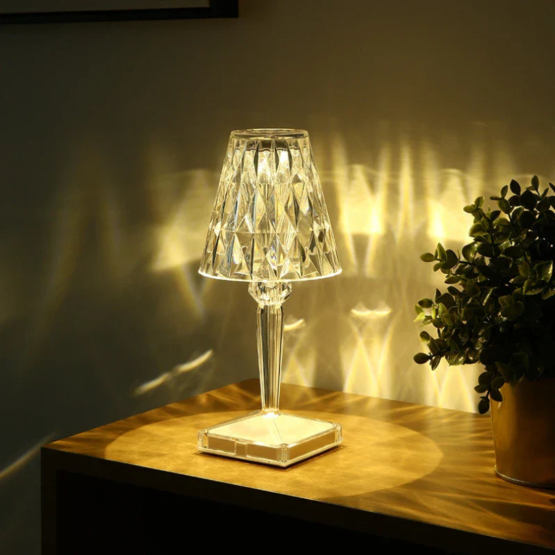 "Elegante Kristall-Tischlampe mit funkelndem Kristalldesign, silberne Akzente, ideal für stilvolles Ambiente im Wohnbereich."