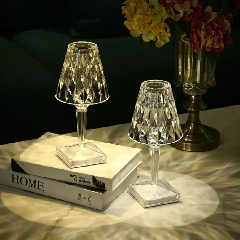 "Elegante Kristall-Tischlampe mit funkelndem Kristalldesign, silberne Akzente, ideal für stilvolles Ambiente im Wohnbereich."