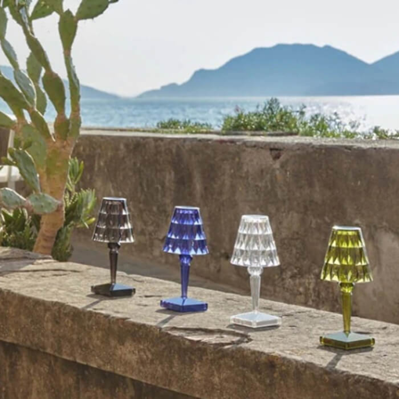 "Elegante Kristall-Tischlampe mit funkelndem Kristalldesign, silberne Akzente, ideal für stilvolles Ambiente im Wohnbereich."