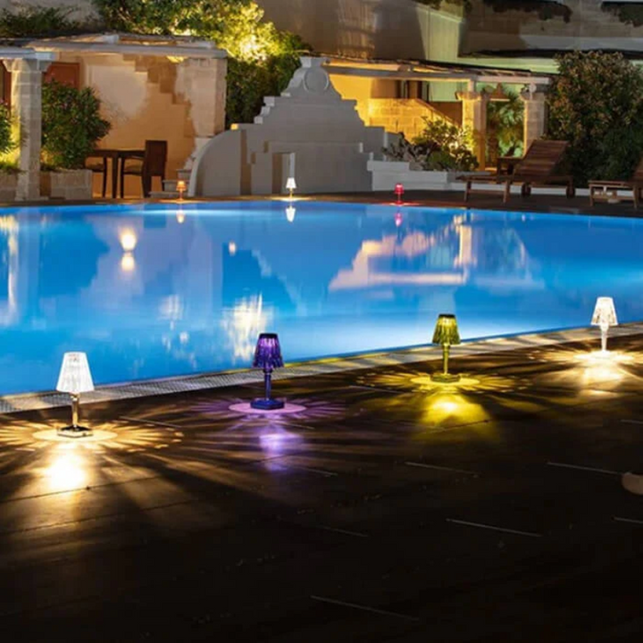 "Elegante Kristall-Tischlampe mit funkelndem Kristalldesign, silberne Akzente, ideal für stilvolles Ambiente im Wohnbereich."