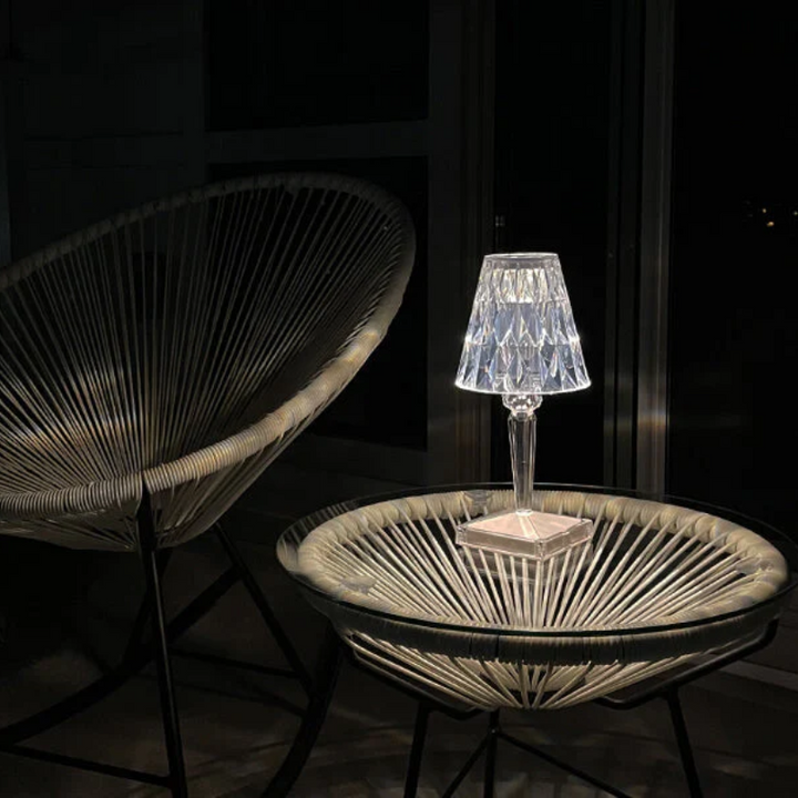 "Elegante Kristall-Tischlampe mit funkelndem Kristalldesign, silberne Akzente, ideal für stilvolles Ambiente im Wohnbereich."