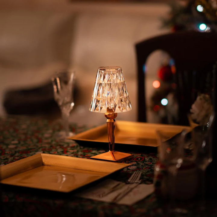 "Elegante Kristall-Tischlampe mit funkelndem Kristalldesign, silberne Akzente, ideal für stilvolles Ambiente im Wohnbereich."
