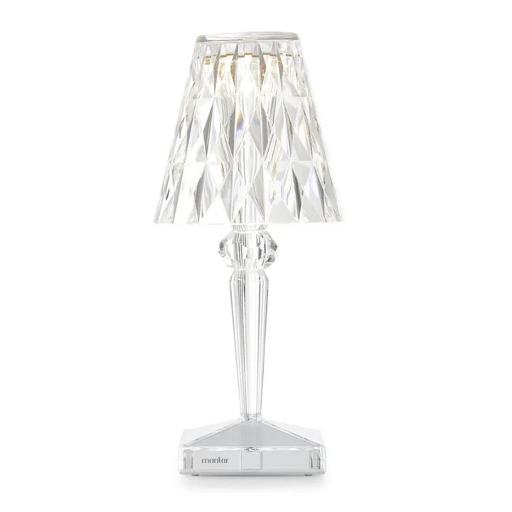"Elegante Kristall-Tischlampe mit funkelndem Kristalldesign, silberne Akzente, ideal für stilvolles Ambiente im Wohnbereich."