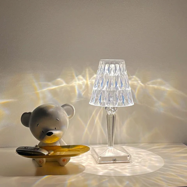 "Elegante Kristall-Tischlampe mit funkelndem Kristalldesign, silberne Akzente, ideal für stilvolles Ambiente im Wohnbereich."
