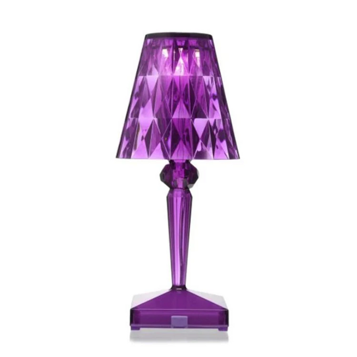 "Elegante Kristall-Tischlampe mit funkelndem Kristalldesign, silberne Akzente, ideal für stilvolles Ambiente im Wohnbereich."
