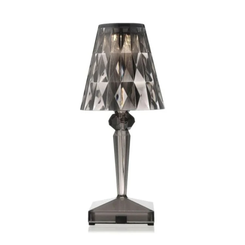 "Elegante Kristall-Tischlampe mit funkelndem Kristalldesign, silberne Akzente, ideal für stilvolles Ambiente im Wohnbereich."