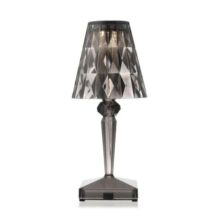 "Elegante Kristall-Tischlampe mit funkelndem Kristalldesign, silberne Akzente, ideal für stilvolles Ambiente im Wohnbereich."