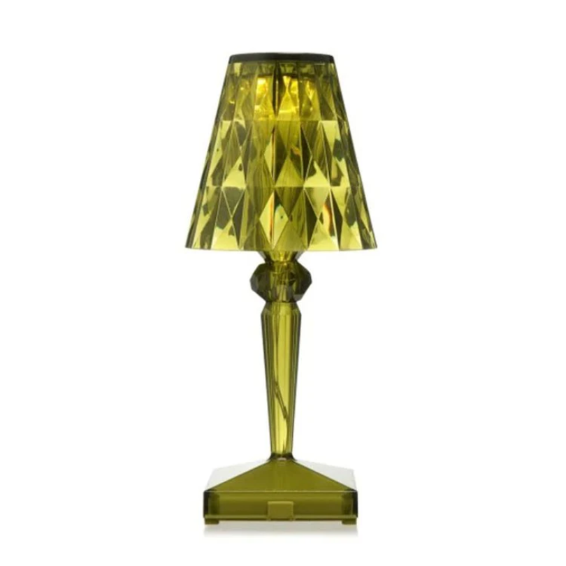 "Elegante Kristall-Tischlampe mit funkelndem Kristalldesign, silberne Akzente, ideal für stilvolles Ambiente im Wohnbereich."