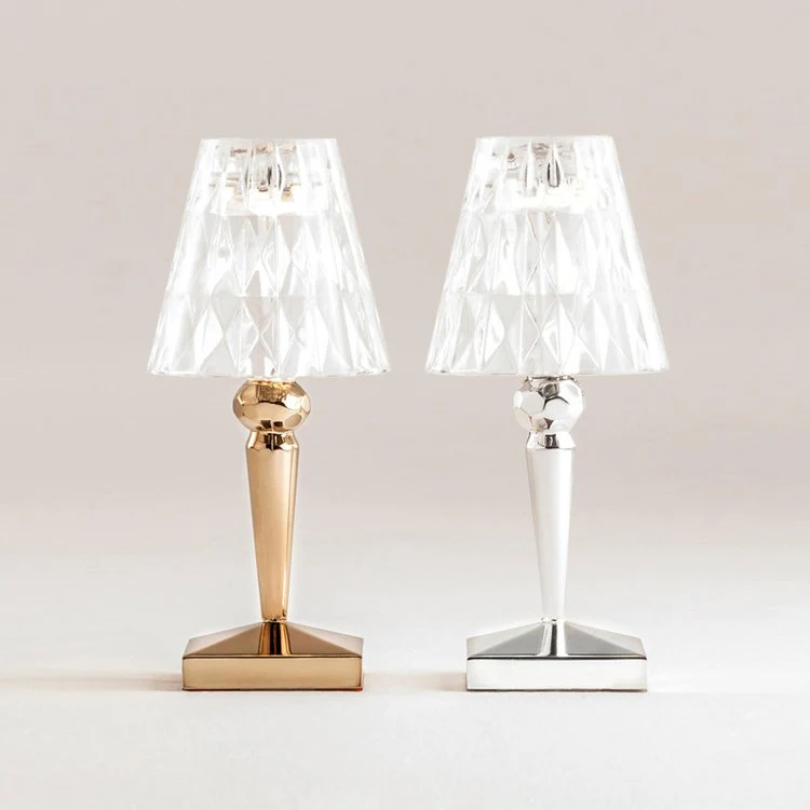 "Elegante Kristall-Tischlampe mit funkelndem Kristalldesign, silberne Akzente, ideal für stilvolles Ambiente im Wohnbereich."