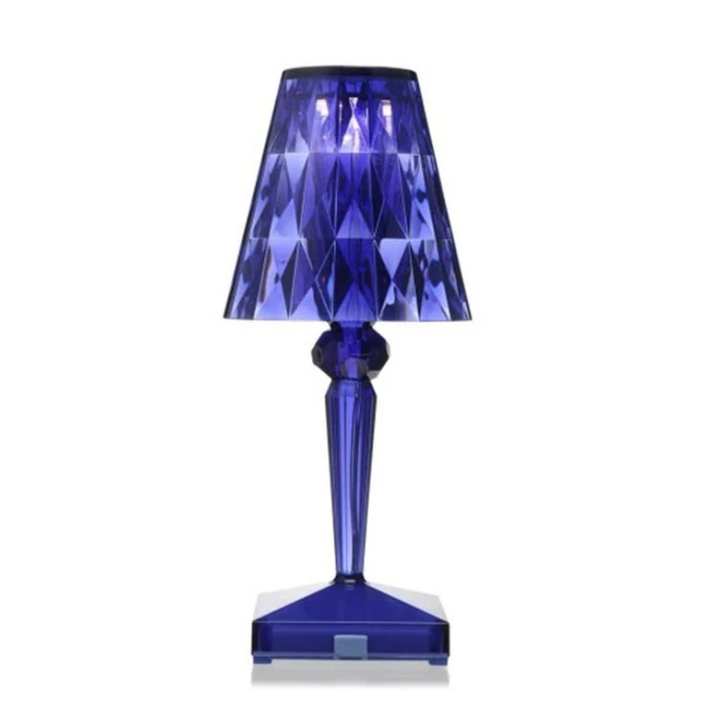 "Elegante Kristall-Tischlampe mit funkelndem Kristalldesign, silberne Akzente, ideal für stilvolles Ambiente im Wohnbereich."