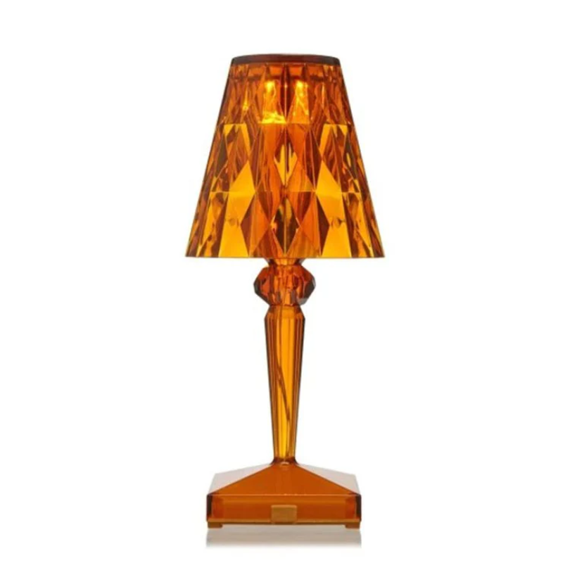 "Elegante Kristall-Tischlampe mit funkelndem Kristalldesign, silberne Akzente, ideal für stilvolles Ambiente im Wohnbereich."