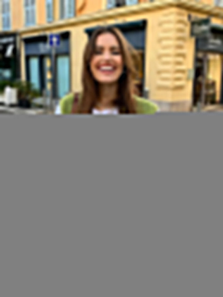 "Elegante Lammwollweste, beige, weiche Textur, perfekte Passform für stilvolle Herren-Outfits, vielseitig kombinierbar."