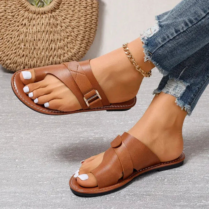 Elegante Leder-Orthopädie-Sandalen für Damen, mit verstellbaren Riemen und anatomischem Fußbett für höchsten Tragekomfort.