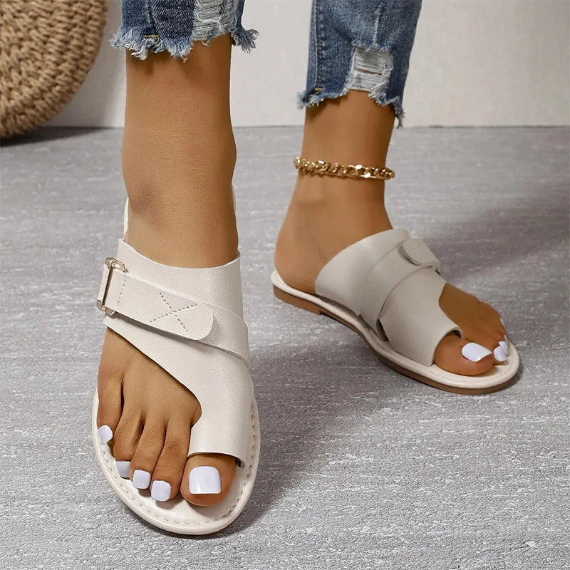 Elegante Leder-Orthopädie-Sandalen für Damen, mit verstellbaren Riemen und anatomischem Fußbett für höchsten Tragekomfort.