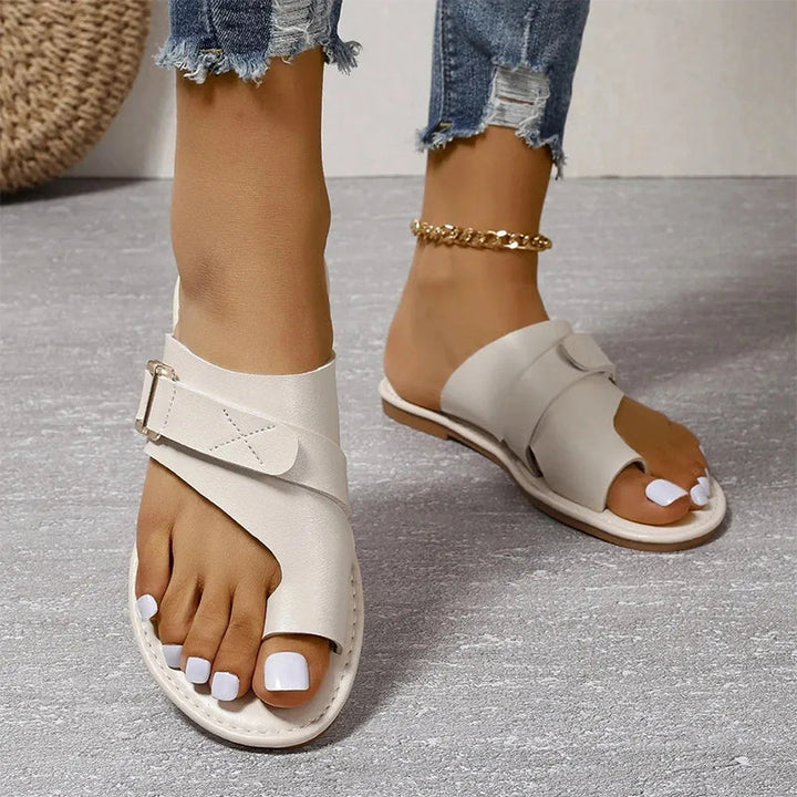 Elegante Leder-Orthopädie-Sandalen für Damen, mit verstellbaren Riemen und anatomischem Fußbett für höchsten Tragekomfort.